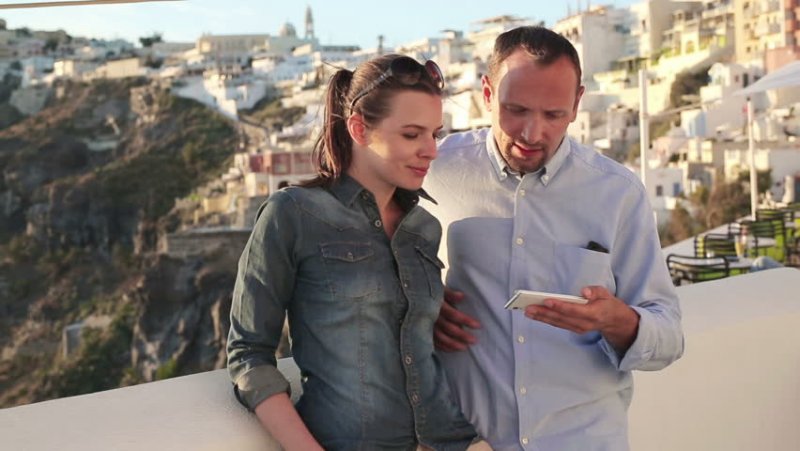 Casal com celular na Grécia