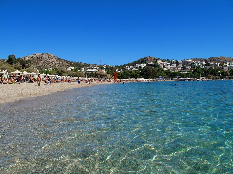 Praia de Vouliagmeni perto de Atenas