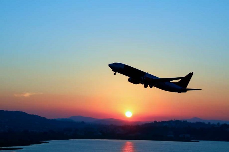 Avião sobrevoa Grécia durante pôr do sol