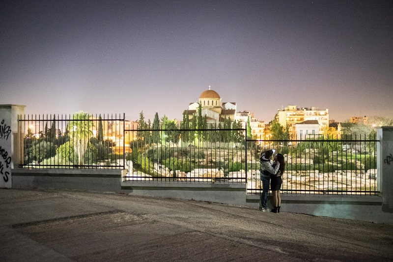 Casal à noite em Atenas