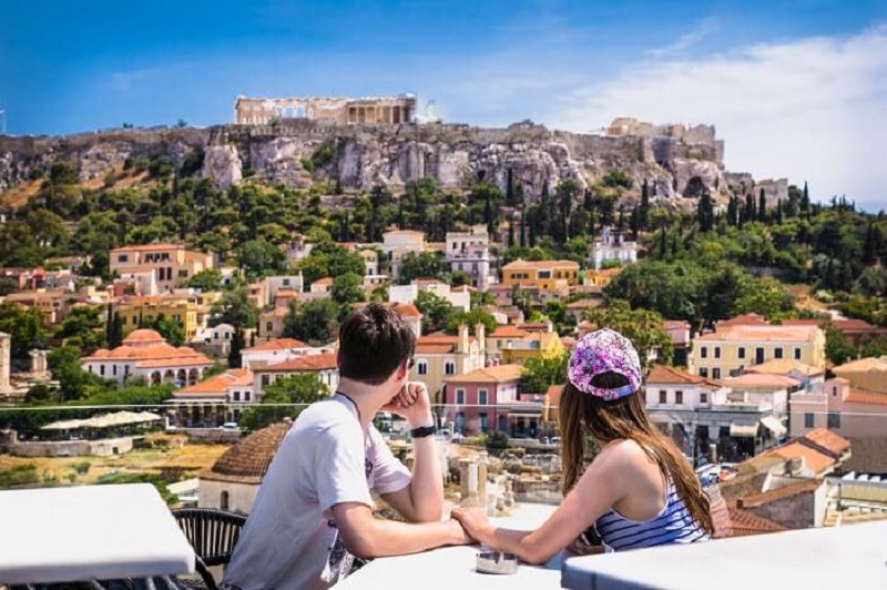 Casal em restaurante no centro de Atenas