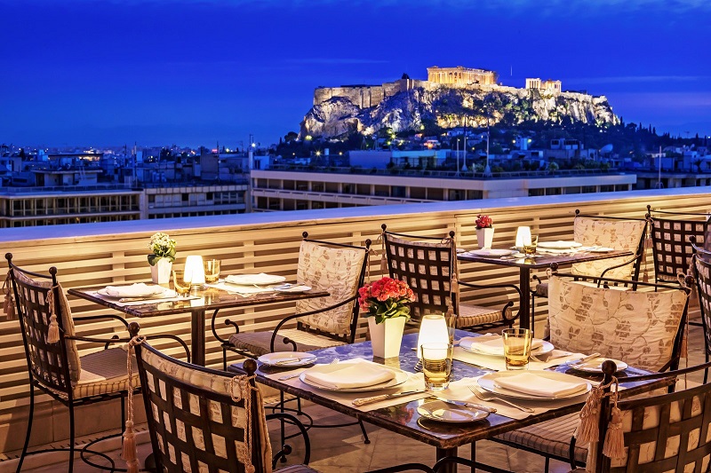 Terraço do restaurante Kuzina em Atenas