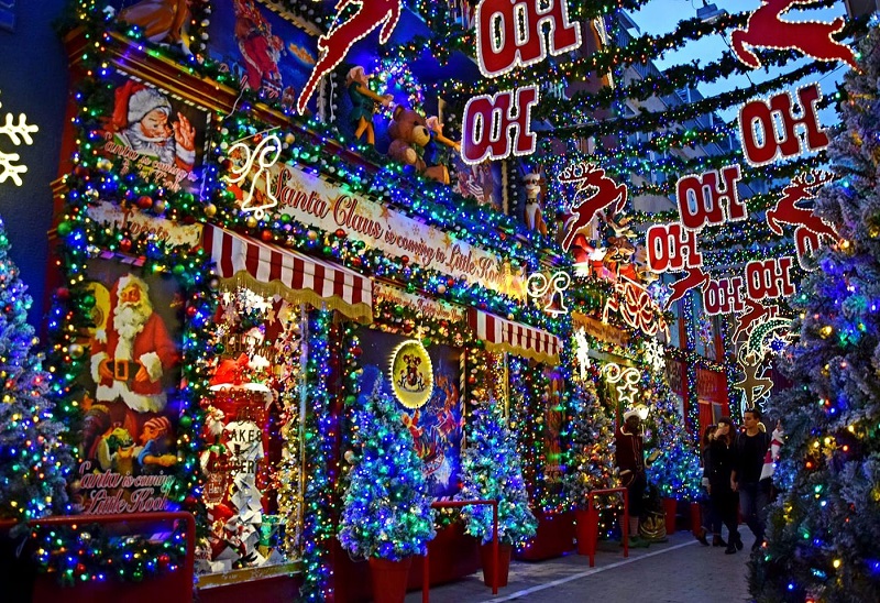 Decoração nas lojas de Natal em Atenas
