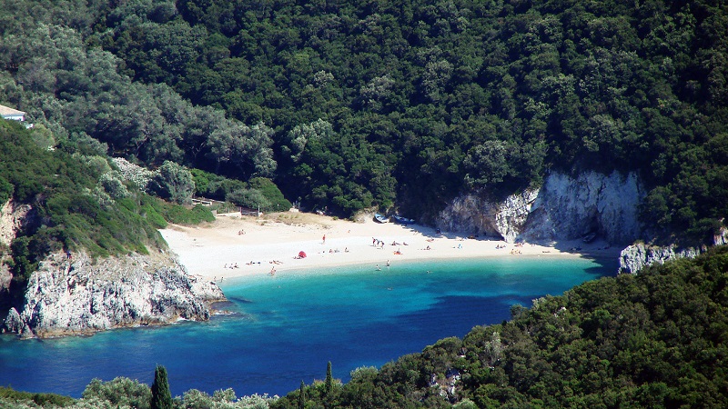 Praia de Rovinia em Corfu