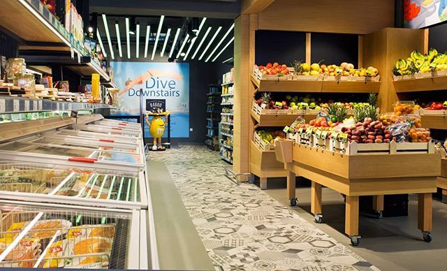 Área de frios do Flora Supermarkets em Mykonos