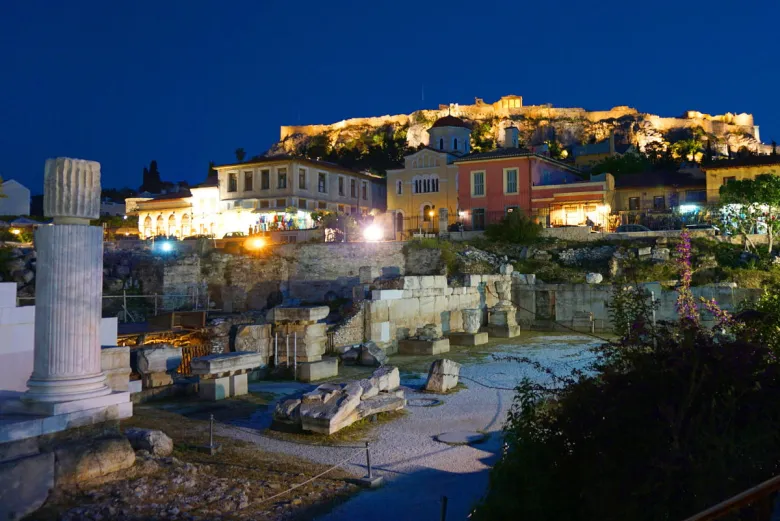 Passeio noturno por Plaka e Monastiraki em Atenas