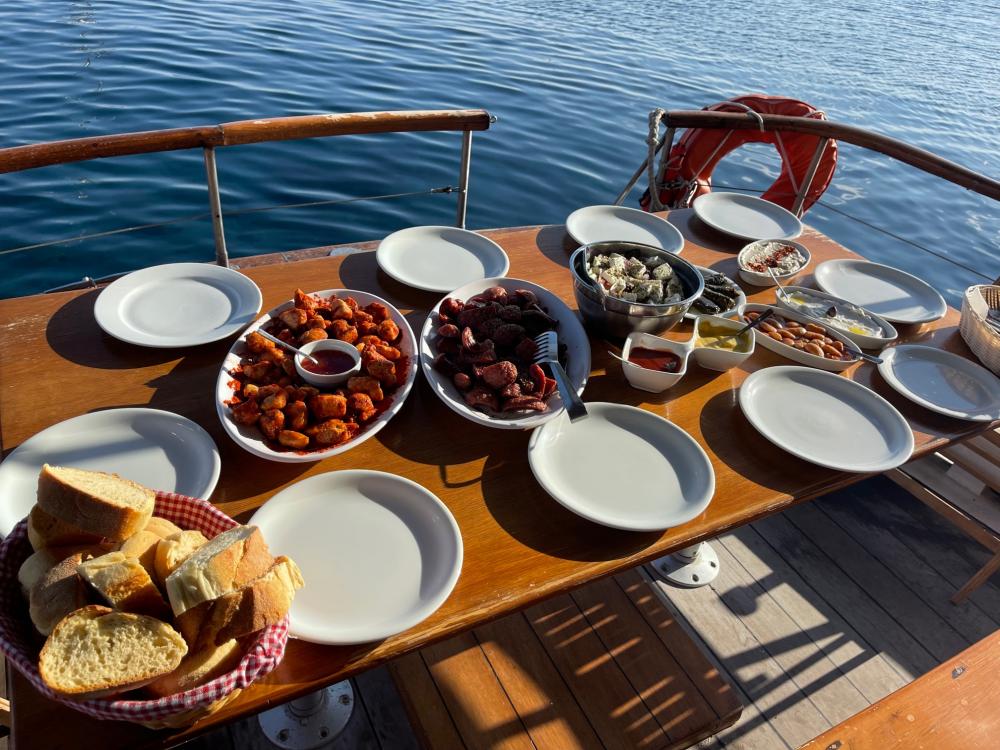 Refeição no passeio de catamarã ou barco pela Caldeira de Santorini