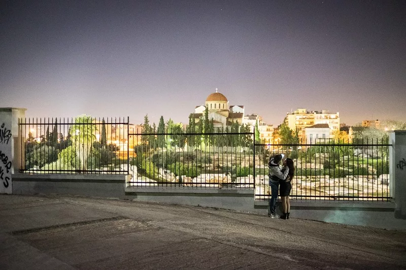 Casal à noite em Atenas