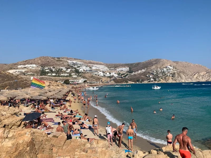 Praia cheia em Mykonos