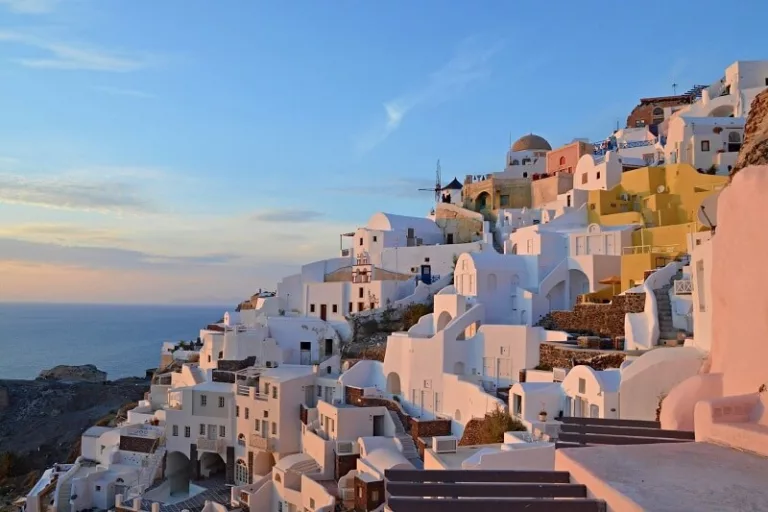 Como é e o que fazer no verão em Santorini