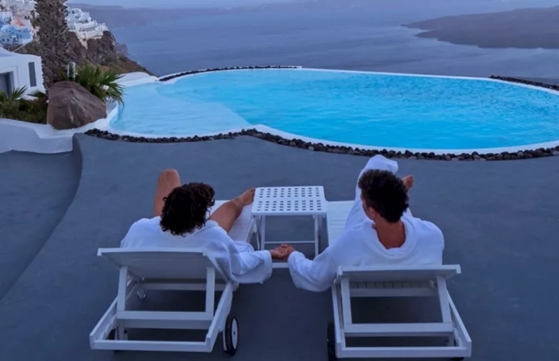 Casal LGBTI em hotel de Santorini