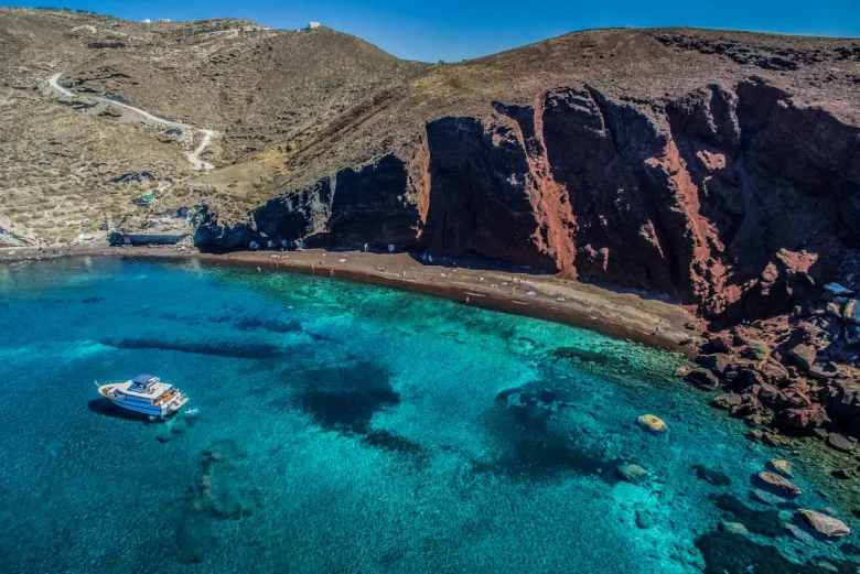 Vista do passeio de iate com jantar por Santorini