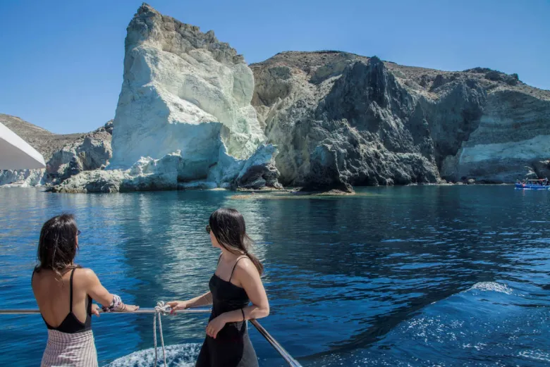 Passeio de iate com jantar por Santorini