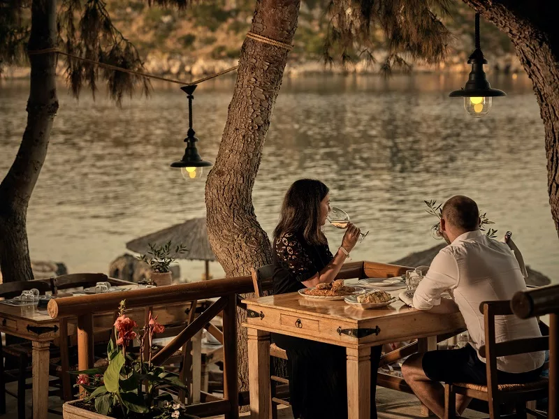 Casal em restaurante de Zaquintos