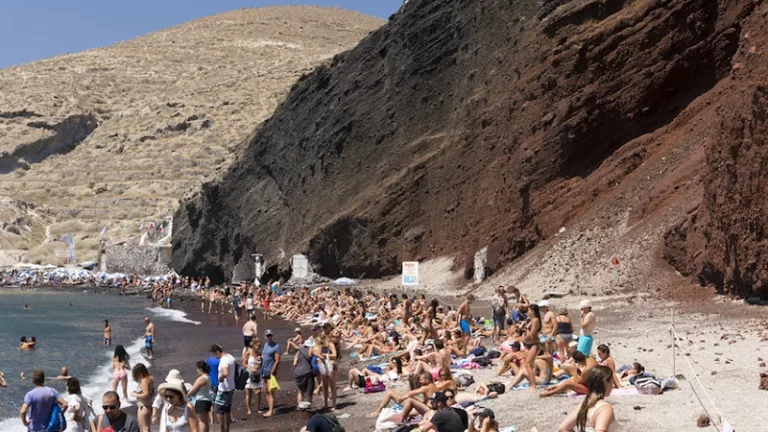 Qual é a praia mais lotada de Santorini?