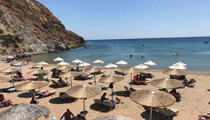 Qual é a praia com melhor estrutura em Milos?